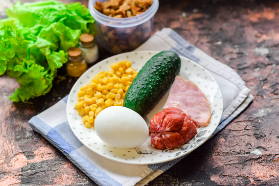 Салат с копченой колбасой, кукурузой и сухариками рецепт фото 1